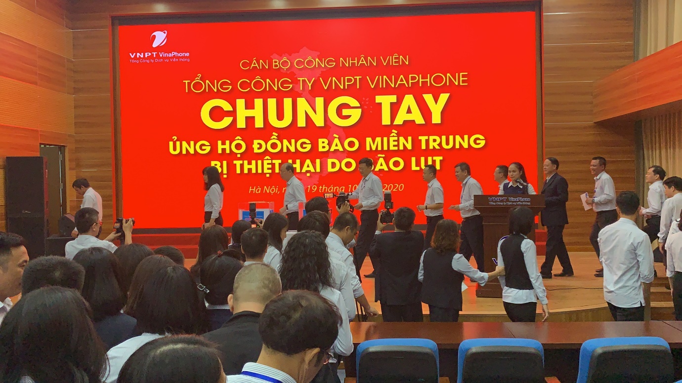 VNPT VinaPhone chung tay ủng hộ đồng bào miền trung bị thiệt hại do bão lũ VNPT VinaPhone chung tay ủng hộ đồng bào miền trung bị thiệt hại do bão lũ